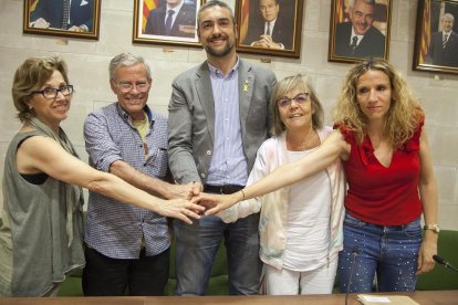 Un moment de la firma del conveni, ahir, entre l’ajuntament d’Agramunt i l’Associació Alba.