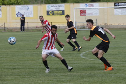 Un jugador del Flix y otro del Sporting Pinyana, ayer durante el encuentro.