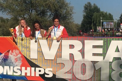 Annebel van der Knijff, Klara Olazabal i Miren Lezkano, amb les medalles d’or aconseguides ahir.