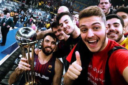 El grup de seguidors de Tremp es va fotografiar amb Pierre Oriola i la Copa del Rei.