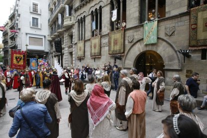 Molts ciutadans van seguir amb atenció el diàleg entre un noble cristià i un caid moro a la plaça de la Paeria en el qual es van desafiar per tenir el poder de la ciutat.