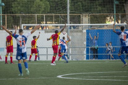 Jugadors del Lleida reclamen fora de joc en l’acció que va suposar el 2-1 al camp de l’Ebro.