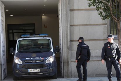 Un furgó de la Policia Nacional, aquest dimarts al Tribunal Suprem.