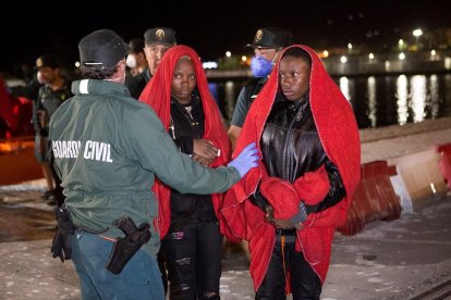 Arribada a Almeria d’immigrants rescatats quan navegaven en una pastera per aigües de l’Estret.