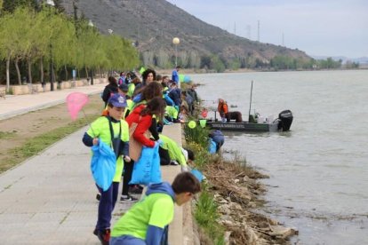 Nens netejant la zona a prop del pantà de Mequinensa.