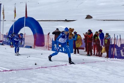 Momento en que la italiana Sara Pellegrini cruza como vencedora la prueba de 10 kilómetros de ayer.