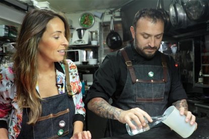 La presentadora, Elisabet Cortiles, presencia el consum d’aigua amb gas catalana.