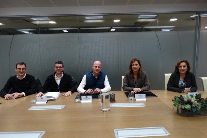 La dirección de TMI junto con representantes de Cofides.