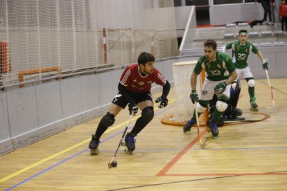 Ballestero durant una jugada del partit que va enfrontar l’equip amb el Vilanova. 