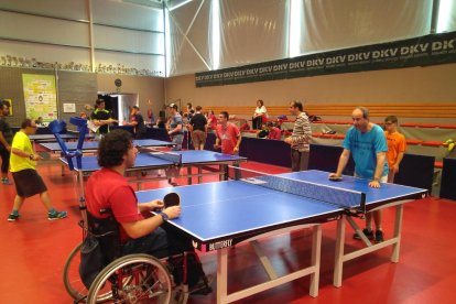 Usuaris del Centre de Dia d’ASPID practiquen el tenis taula a les instal·lacions del CTT Borges.