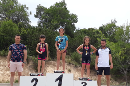 Candela Puch gana el triatlón de Caspe