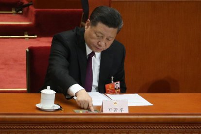 Xi Jinping pressiona un botó a la sessió d’ahir.