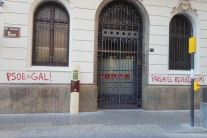 Les pintades que han aparegut aquest dijous a la seu del PSC de Lleida.