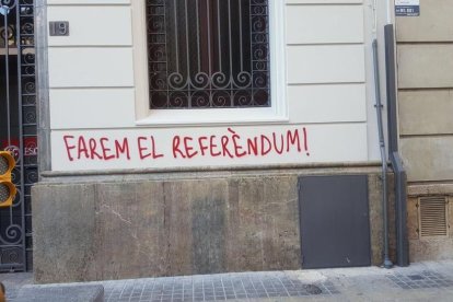 Una de les pintades que han aparegut a la seu del PSC de Lleida.