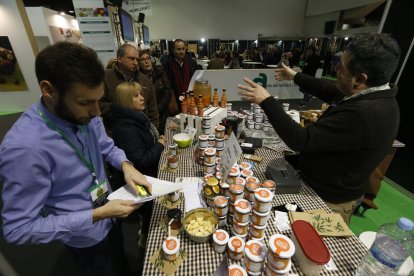 Imagen de uno de los estands del Pavelló de l’Oli de Les Borges, ayer por la mañana.