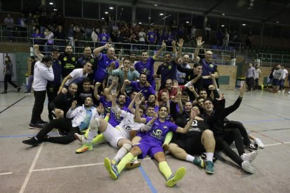 La plantilla posa eufórica tras el partido celebrando el ascenso a Segunda B.