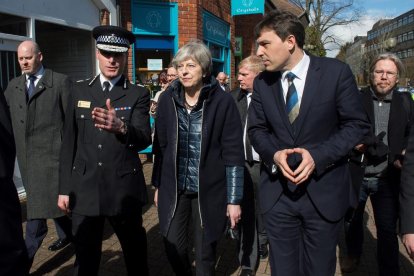 La primera ministra britànica, Theresa May, amb el cap del cos policial de Wiltshire.