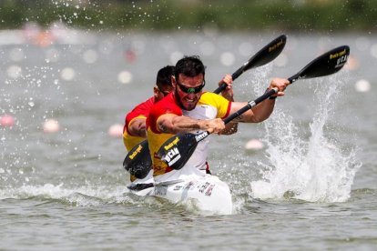 Saúl Craviotto y Cristian Toro durante la final de K2 200 de la Copa del Mundo de Szeged.