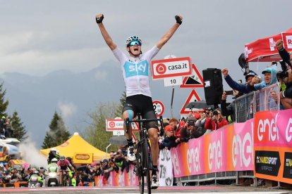 Chris Froome celebra su primer triunfo en el Giro de Italia.