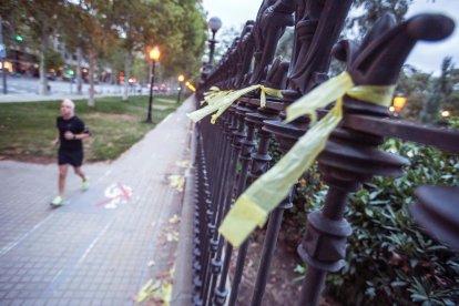 Lloc on suposadament can agredir una dona que retirava llaços grocs a Barcelona.