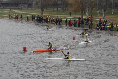 Unos palistas remando durante la Duatló Kayak Cross en Balaguer ayer.