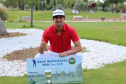 Gerard Piris posa con el trofeo que ganó en Ciudad Real.