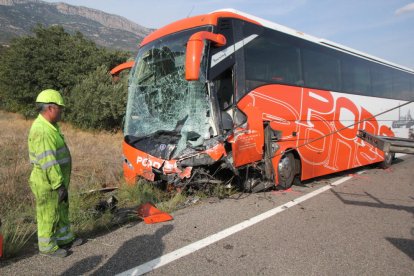 Estat en què van quedar l’autocar i la furgoneta després de la brutal col·lisió.