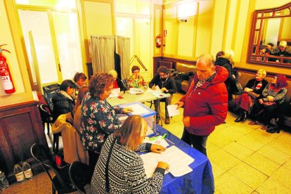 Treballadors de la Paeria van votar ahir a les eleccions.