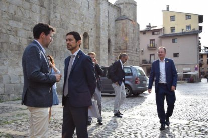 El conseller Calvet, en el moment d’arribar a la Seu, amb l’alcalde.