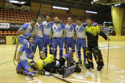 L’equip llistat es va fer ahir la foto oficial de la temporada amb les noves samarretes que lluirà a partir de demà davant del Sant Cugat.