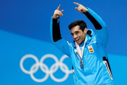 Javier Fernández posa amb la medalla de bronze aconseguida ahir als Jocs Olímpics d’Hivern.