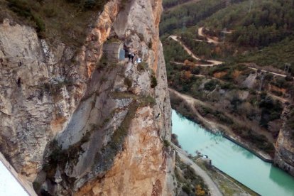 Operaris inspeccionen el pendent pròxim a la presa de Canelles.