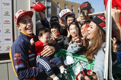 Marc Márquez saluda els aficionals al Japó