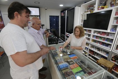 Clients ahir comprant tabac en un estanc del barri de la Mariola.