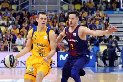 Nikola Radicevic, del Gran Canaria, ante el azulgrana Thomas Heurtel.