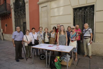 Una de les taules informatives ahir a l’Eix Comercial.