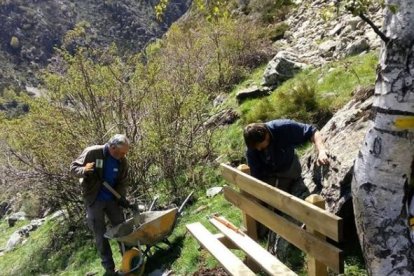 Instalación de un banco de madera en la zona de Cerbi