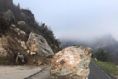 La roca que cayó en Abella de la Conca (a la izquierda) y el desprendimiento de Sarroca (a la derecha).