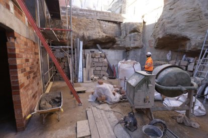 Les obres del museu de joguet que es porten a terme a la zona antiga d’Artesa.