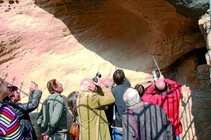 Visitantes al Centre d’Interpretació de la Roca dels Moros.