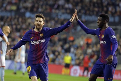 Messi y Dembélé, que anotó su primer gol en Liga y el segundo desde que está en el Barça, celebran el 1-2 que marcó Paco Alcácer.