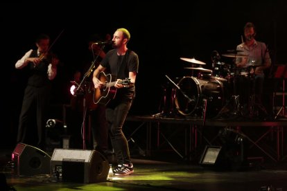 Un moment del concert de Blaumut que es va fer ahir a Lleida a la Llotja.