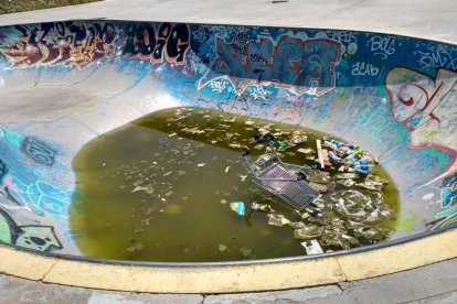 Estado ayer del skatepark de Pardinyes, con el agua estancada y basura acumulada.