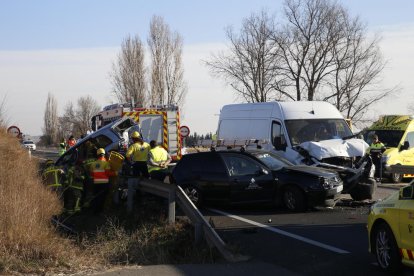 Vista de l’accident que va tenir lloc ahir a l’N-240 entre dos turismes (un va quedar fora de la cuneta) i una furgoneta.