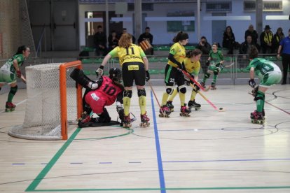 Victòria Porta intenta superar a una rival durante el partido de ayer.