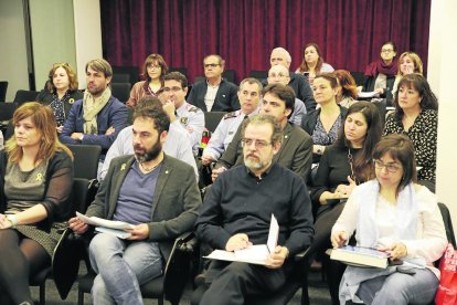 Asistentes ayer en la comisión contra el maltrato a mayores.