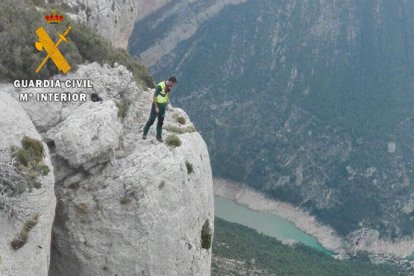 Un agent, al lloc des del qual s’hauria precipitat el jove.