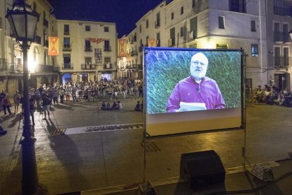 Lluís Puig, dirigint-se de forma virtual als veïns de Cervera en l’inici de les festes.