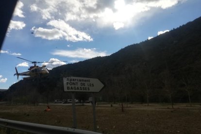 L’helicòpter va traslladar el ferit des de la Font de les Bagasses fins a l’hospital Arnau de Vilanova.