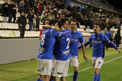 Los jugadores del Lleida abrazan y corren a felicitar a Javi López tras conseguir un gol tardío que dejaba los tres puntos en casa y que permite al equipo mantener firmes sus aspiraciones de play off.